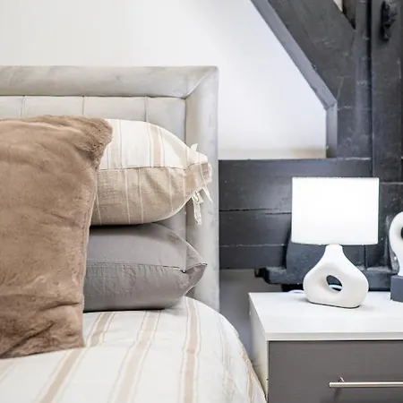 Apartment Exclusive 2 Bedroom Penthouse In Centre *