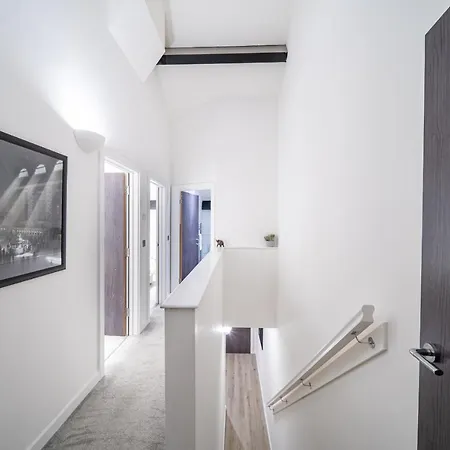 Exclusive 2 Bedroom Penthouse In Bradford Centre *